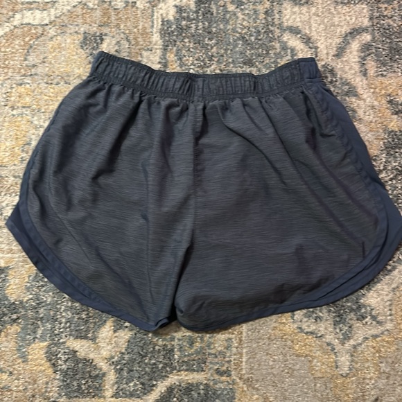 Women’s Nike shorts size medium - Picture 3 of 3